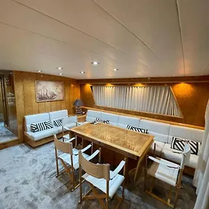 Yate Aloha Hotel en barco Sant Adrià de Besòs